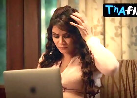 Leena Singh Sexy Scene  in Daddy Cool